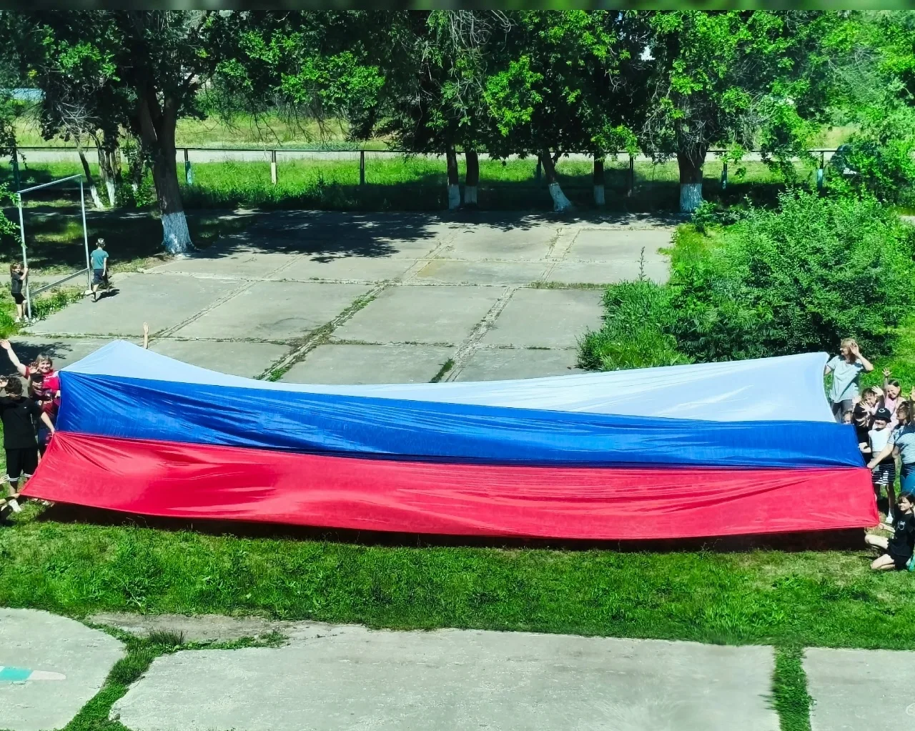 Наша школа с гордостью присоединяется к Всероссийской акции "Флаги России", посвященной одному из гл
