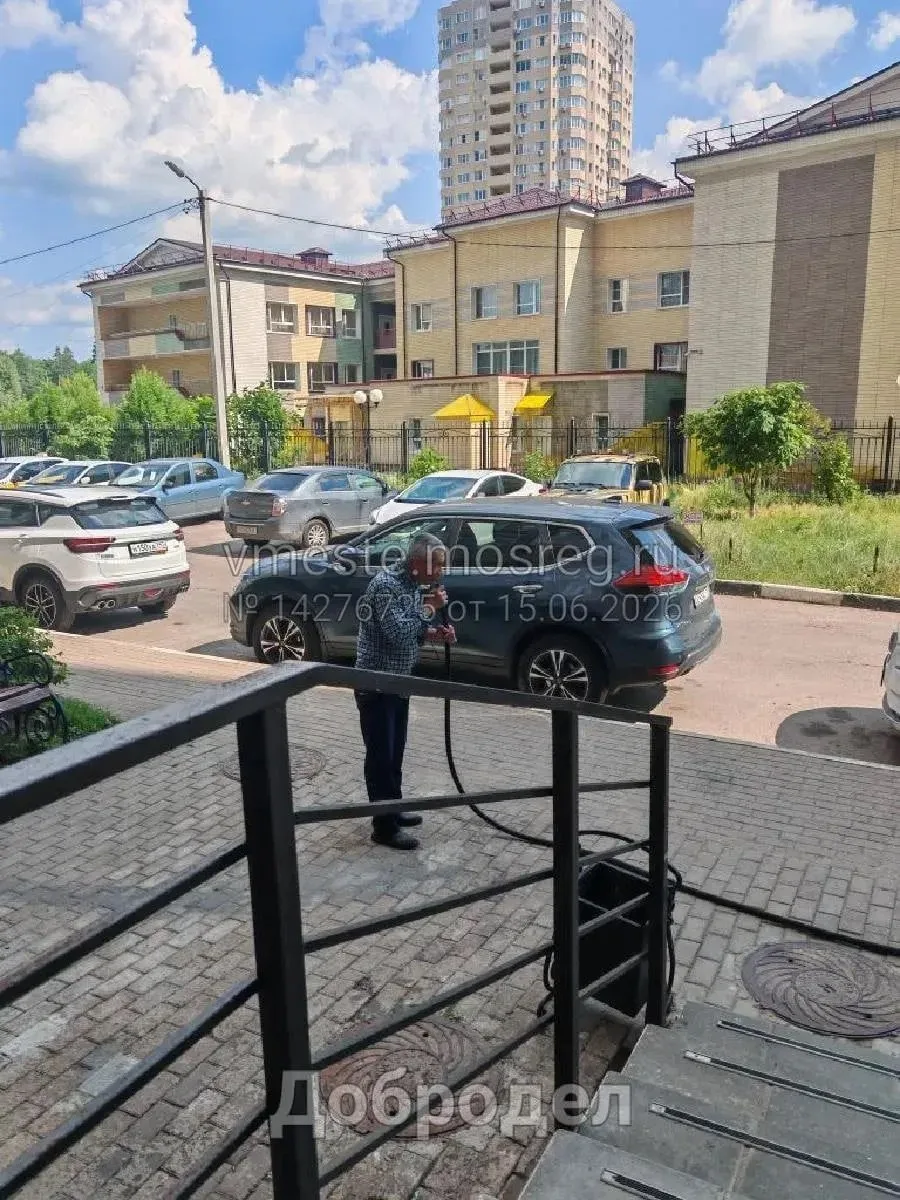 Воду из дома тратят на мойку магазина «Дикси»?

Житель Северного шоссе, 46 пожаловался в Добродел, ч