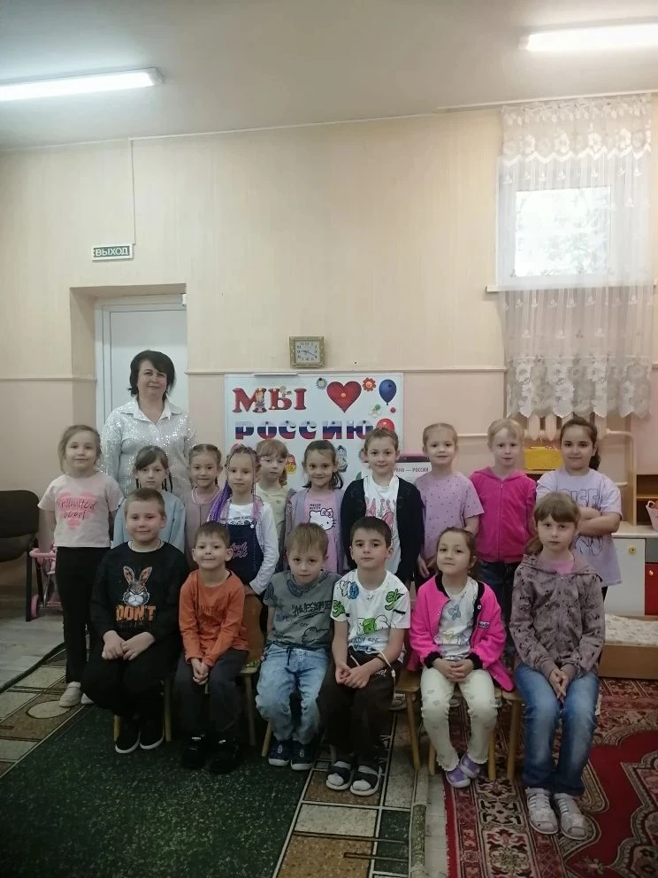 🇷🇺 С любовью к Родине: дети создают стенгазету ко Дню России! 🎨

В преддверии Дня России воспитат