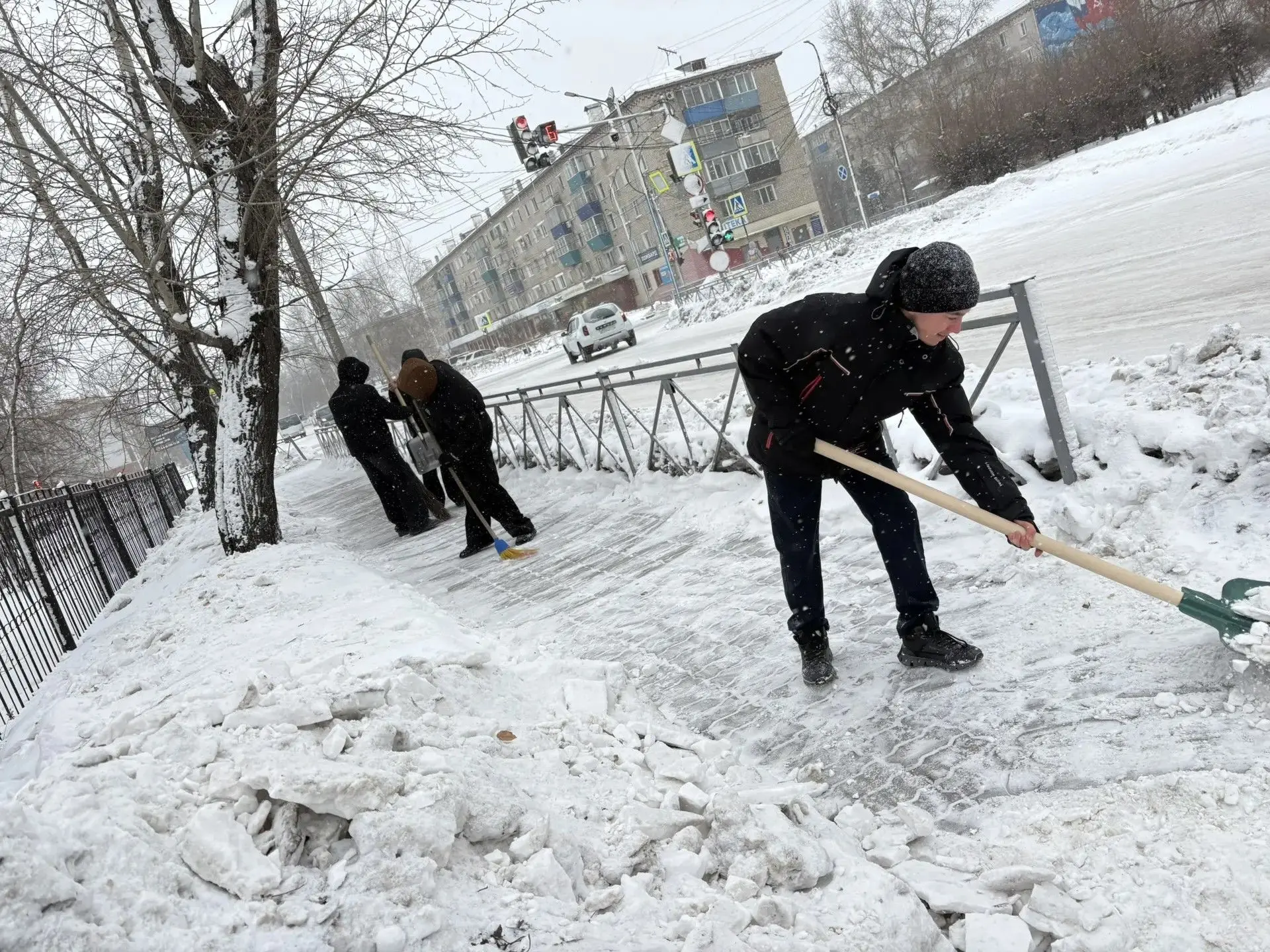 🟣Снег нам не помеха: старшеклассники в деле!  Зима проверяет нас на прочность, но наши старшеклассни