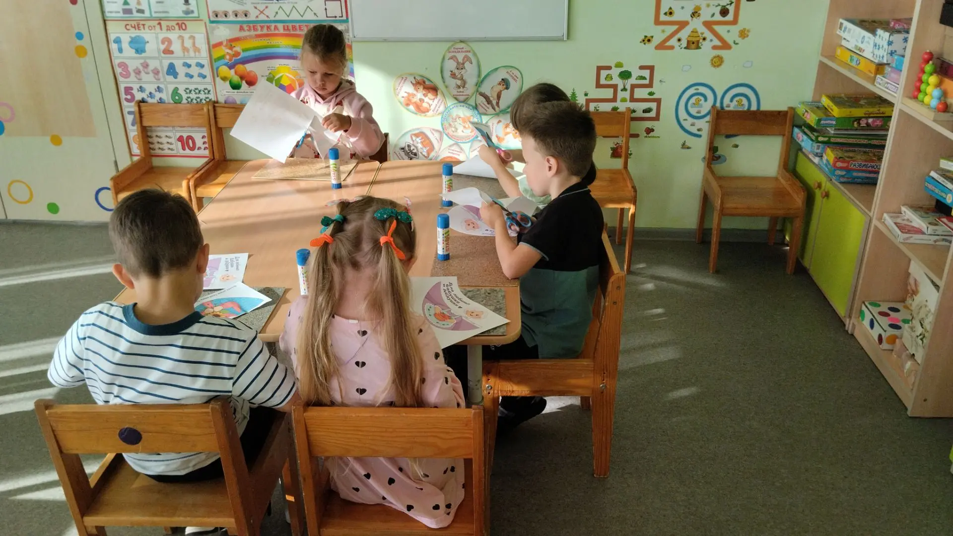 К Дню пожилого человека наши ребята  группы "Фиксики" устроили настоящую творческую мас...