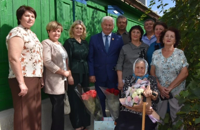 Поздравил жительницу нашего района Савченко Ксению Ивановну со 100 летним юбилеем. Этот...