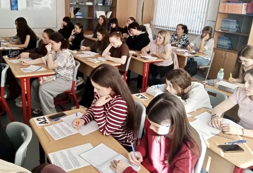 ГОТОВИМСЯ К ОГЭ  🎓 В корпусе на #Белозерская12 стартовали очередные каникулы «Сдаём математику на 10