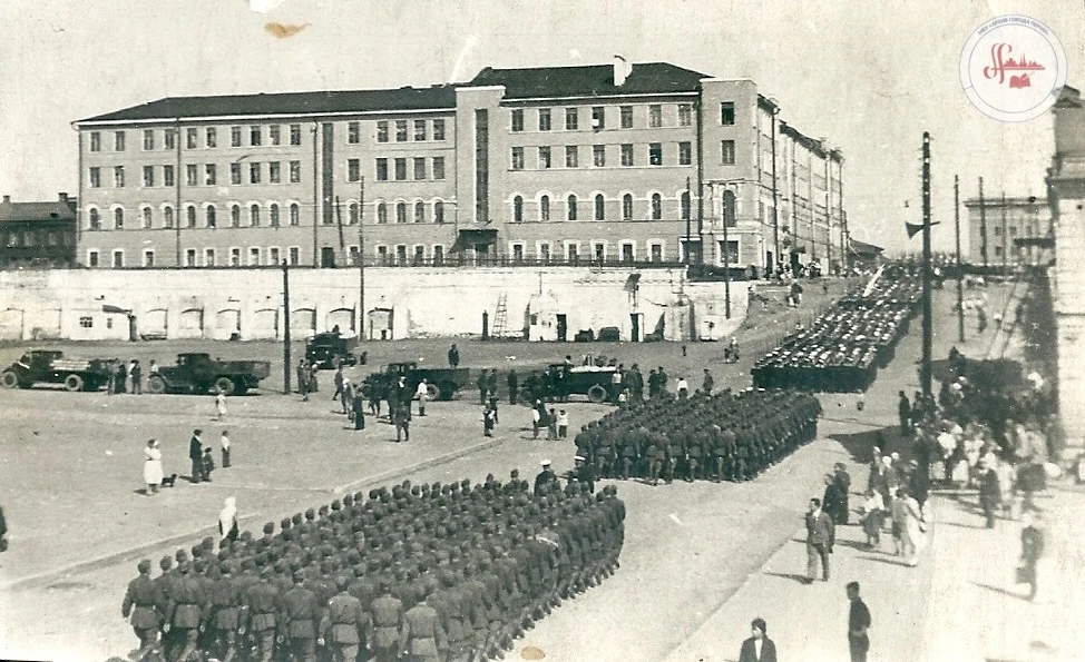 Фотография парада в 1946 году на площади Окулова в Перми. Фото было передано в архив в ...