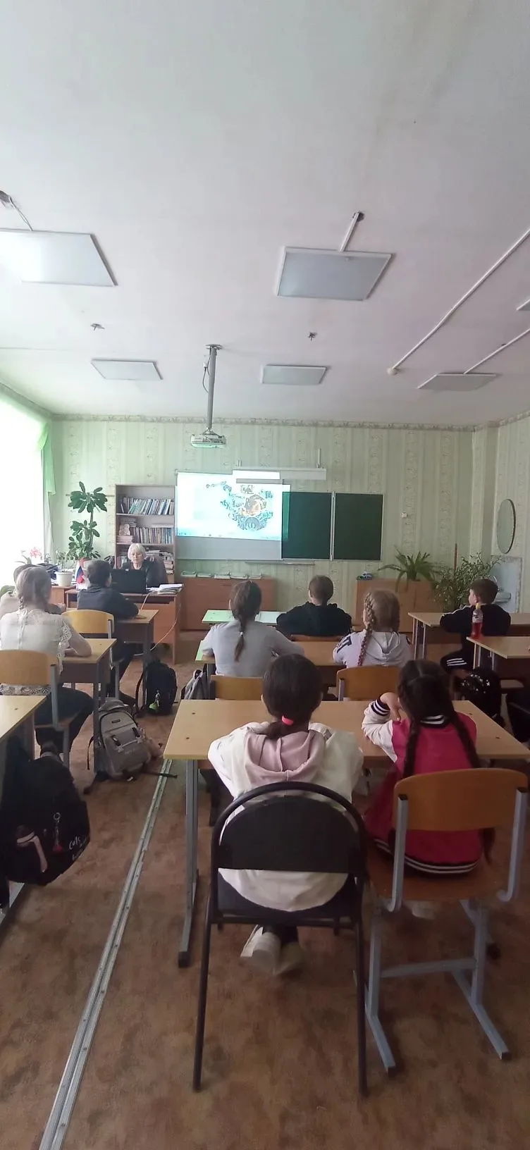 В понедельник на внеурочном занятии "Разговоры о важном" мы узнали о заводах России,  о...