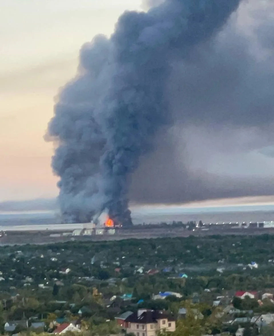 ❗️Склад Ozon в Саратове загорелся после атаки дрона, сообщили в компании