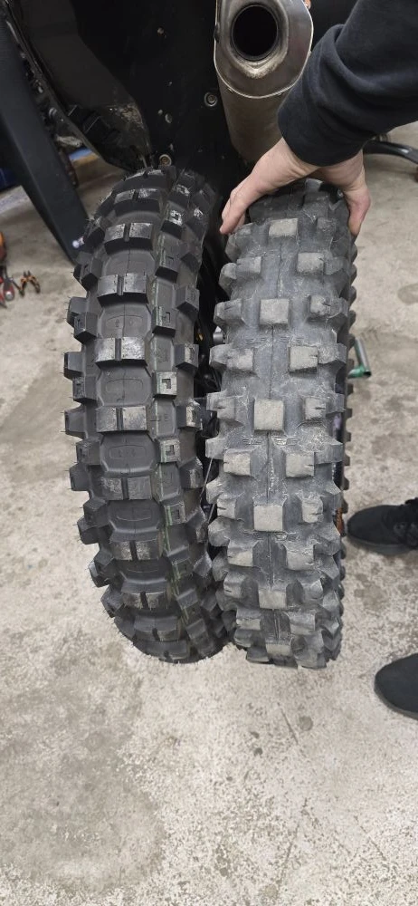 Поставили Лёше на Кевс новую заднюю резину Митас! 🏍️🔧 

Старая Бери Ебош износилась всего за 2 мес