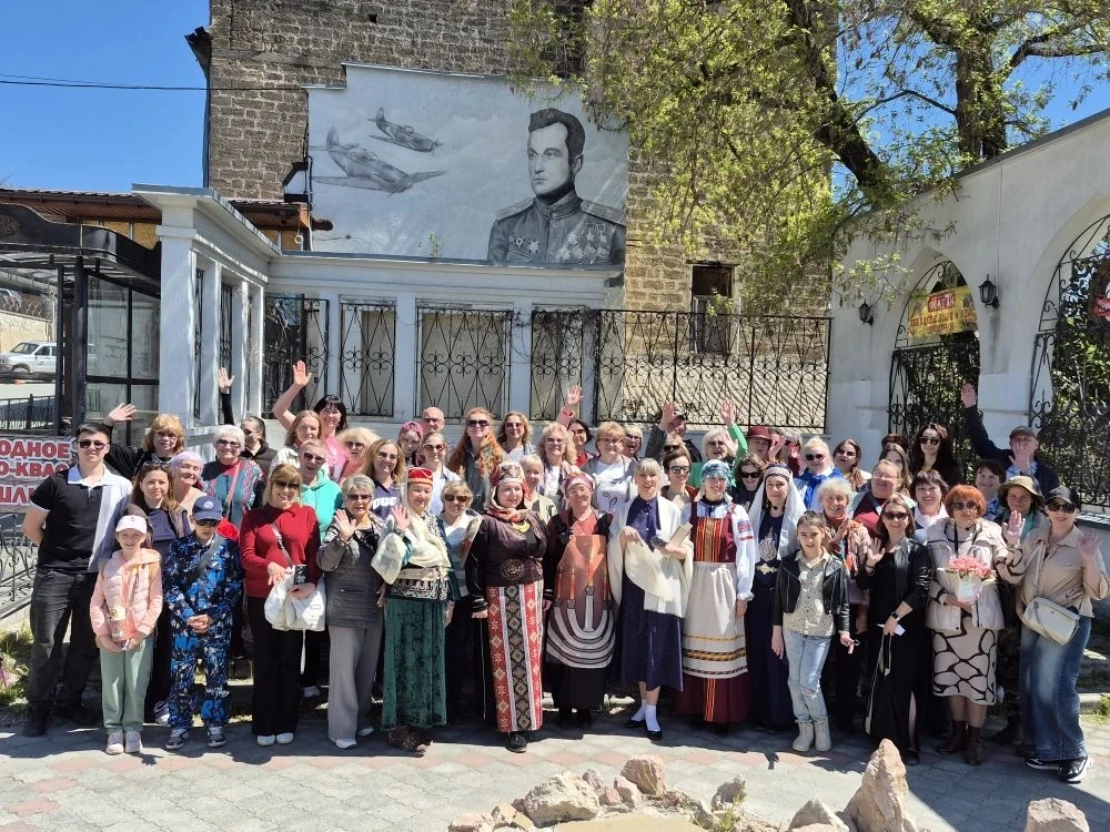 Общая фотография в финале премьерного показа  "Бахчисарайские сказки Шахерезады" 25.04.26