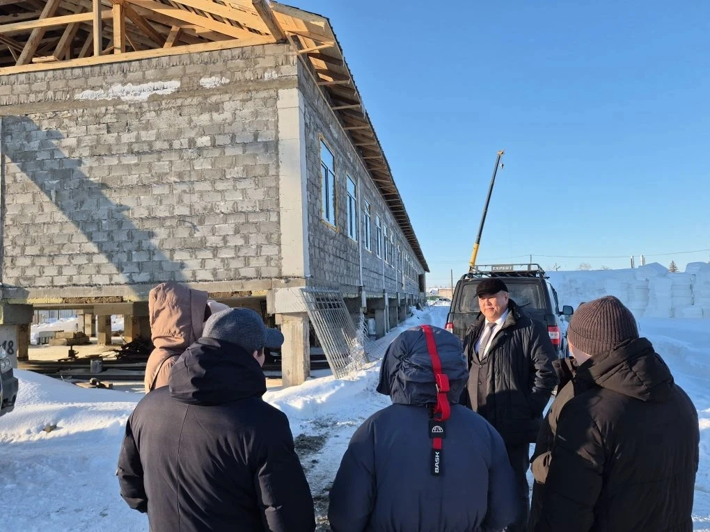Далее Нюргуна Афанасьевна ознакомилась с ходом строительства нового каменного здания де...