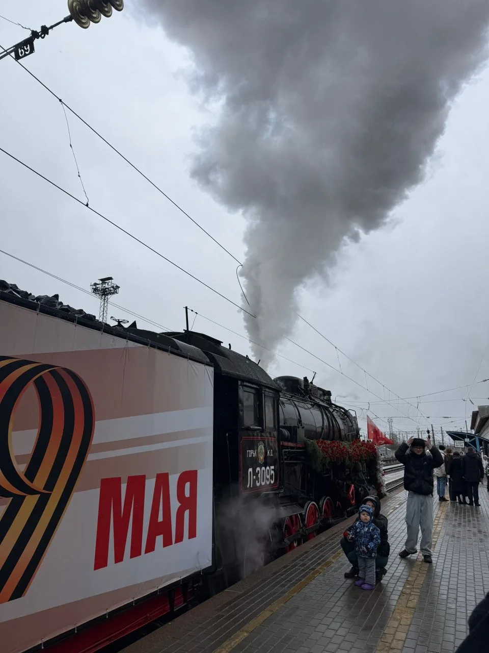 Сегодня 9 «Б» класс с классным руководителем К.Э. Беловой стали участниками акции «Поезд Победы» 🚂  