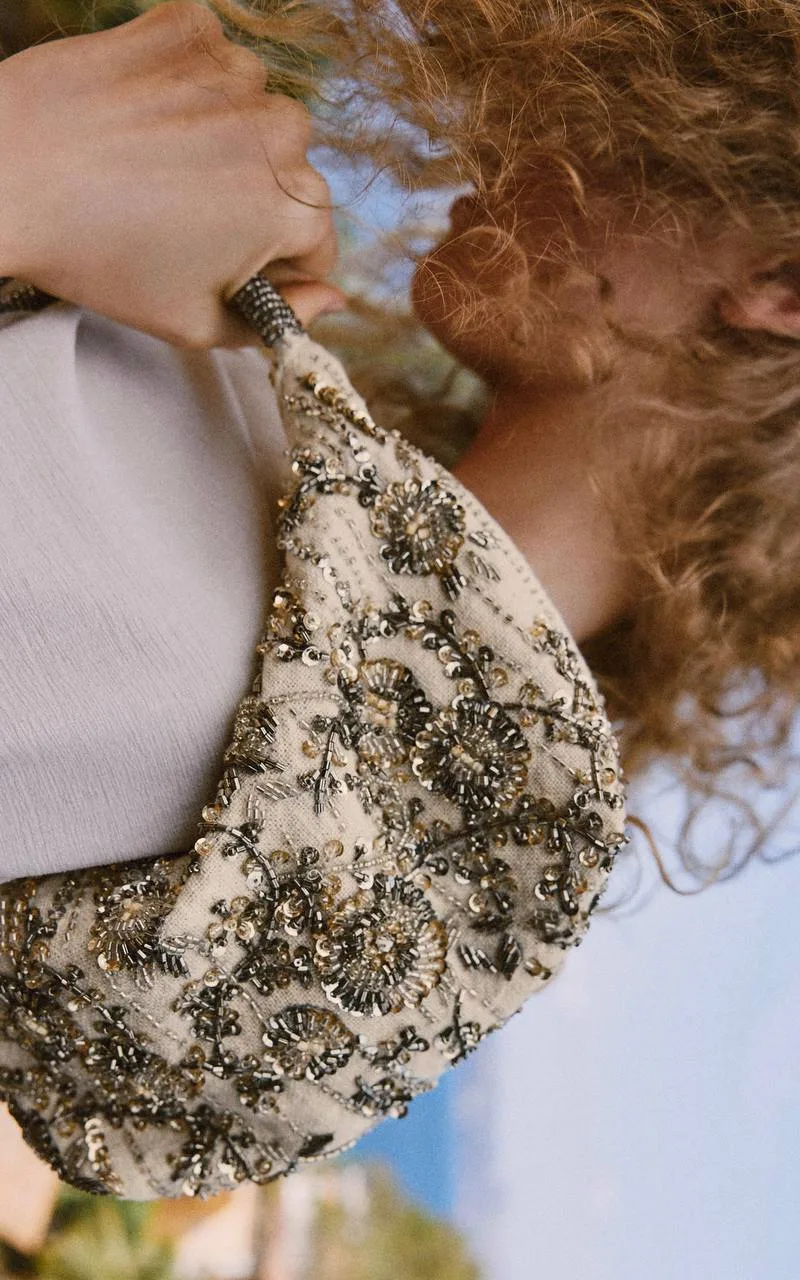 ZARA

1 — 5 400₽
2 — 5 400₽
3 — 6 750₽
4 — 8 100₽
5 — 6 750₽

Для оформления заказа/любые вопросы пи