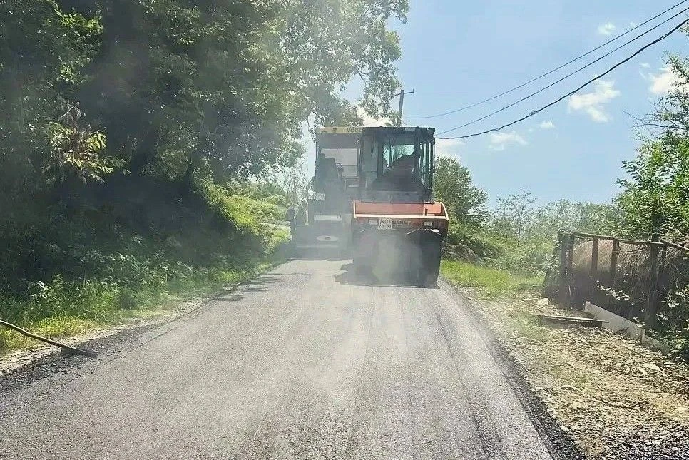 В Сочи продолжается благоустройство сельских дорог

🛣 В селе Сергей-Поле ведутся работы по восстано
