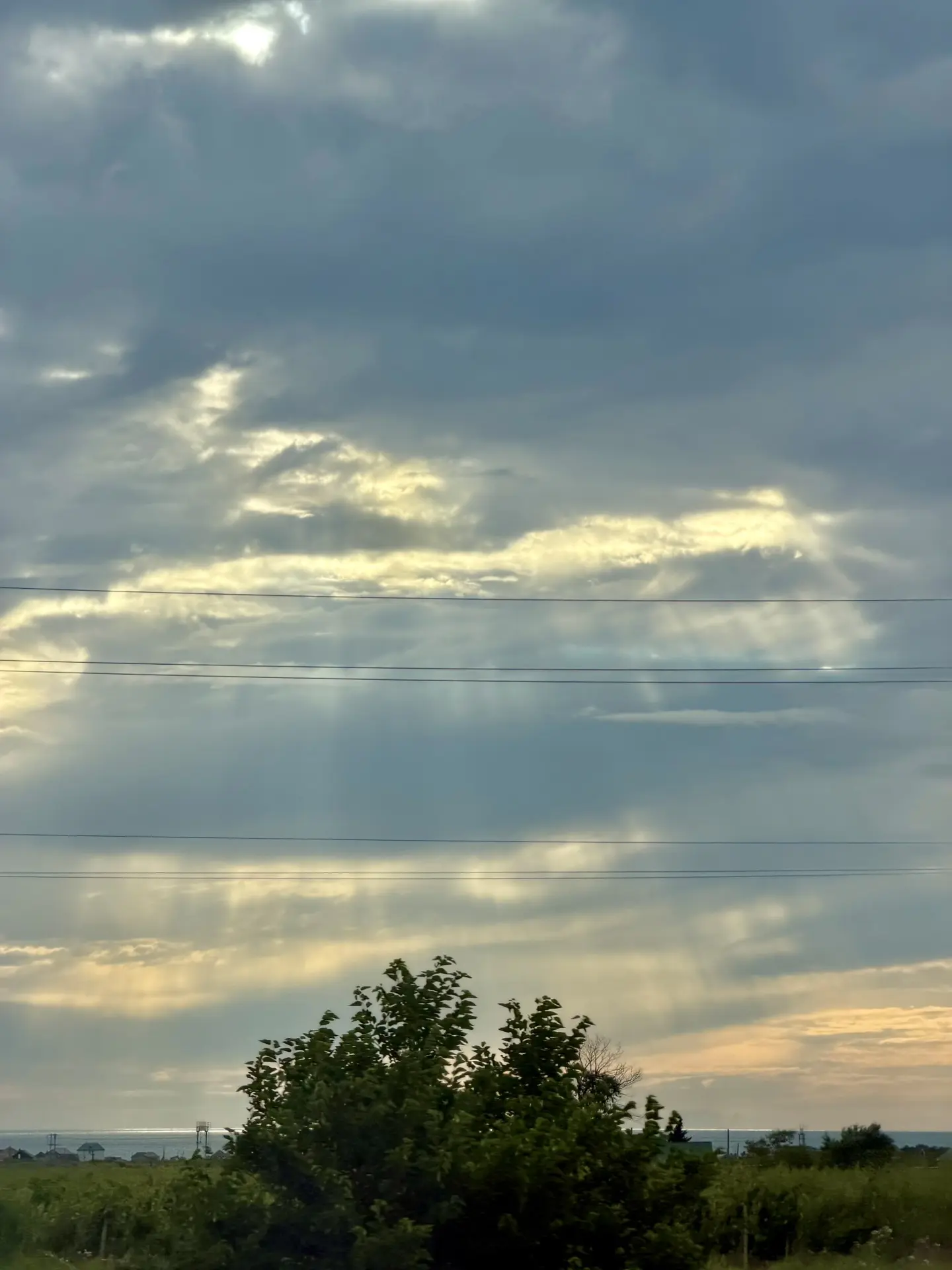 🌤️ Над виноградниками и морем.