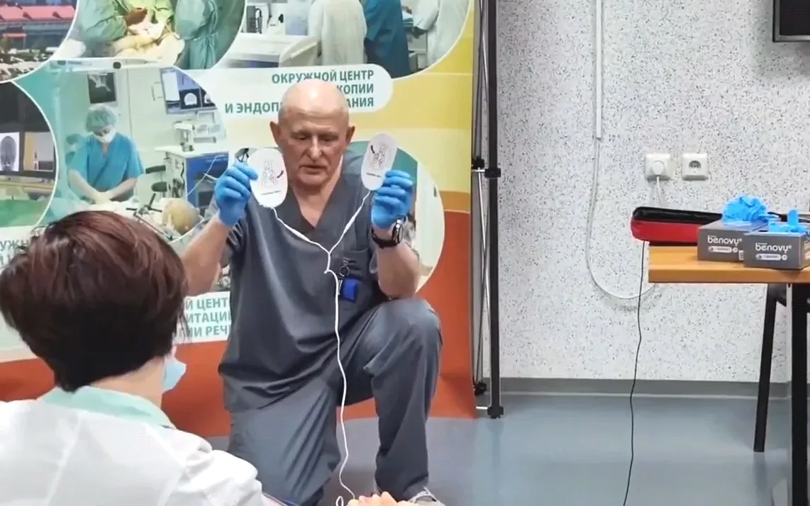 С начала года в Сургутской травматологической больнице навыкам оказания первой помощи о...