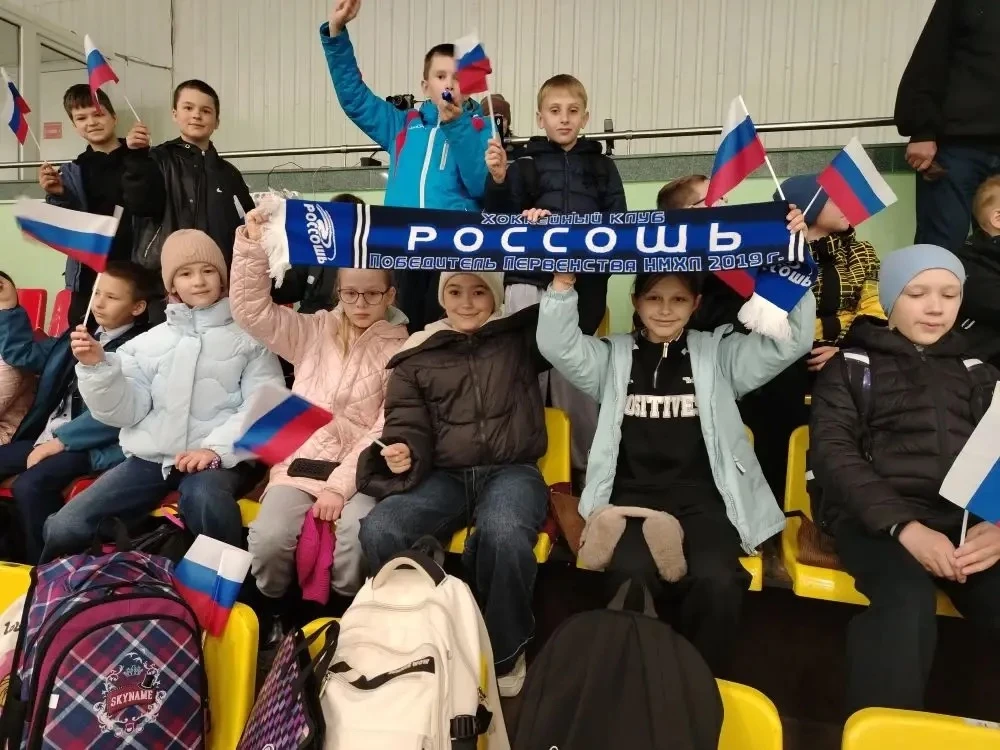 ЖАРКАЯ БИТВА НА ЛЬДУ: КАК 4 «В» ПОДДЕРЖАЛ РОДНУЮ КОМАНДУ!  Сегодня ученики 4 «В» класса сменили прив