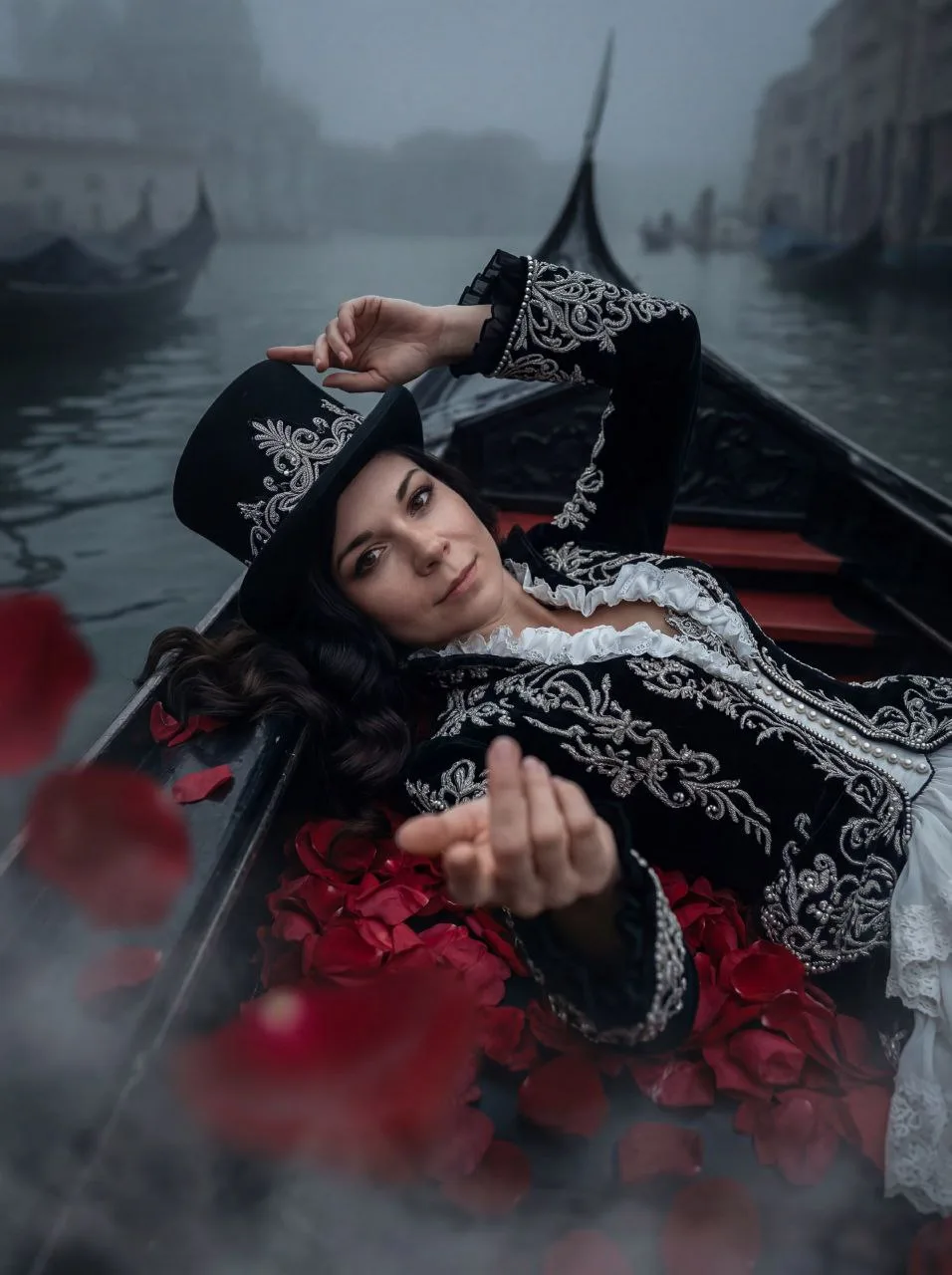 Читаете дарк романс или фэнтези? Тогда это для вас 🖤  А что если можно было бы перенестись в мир люб