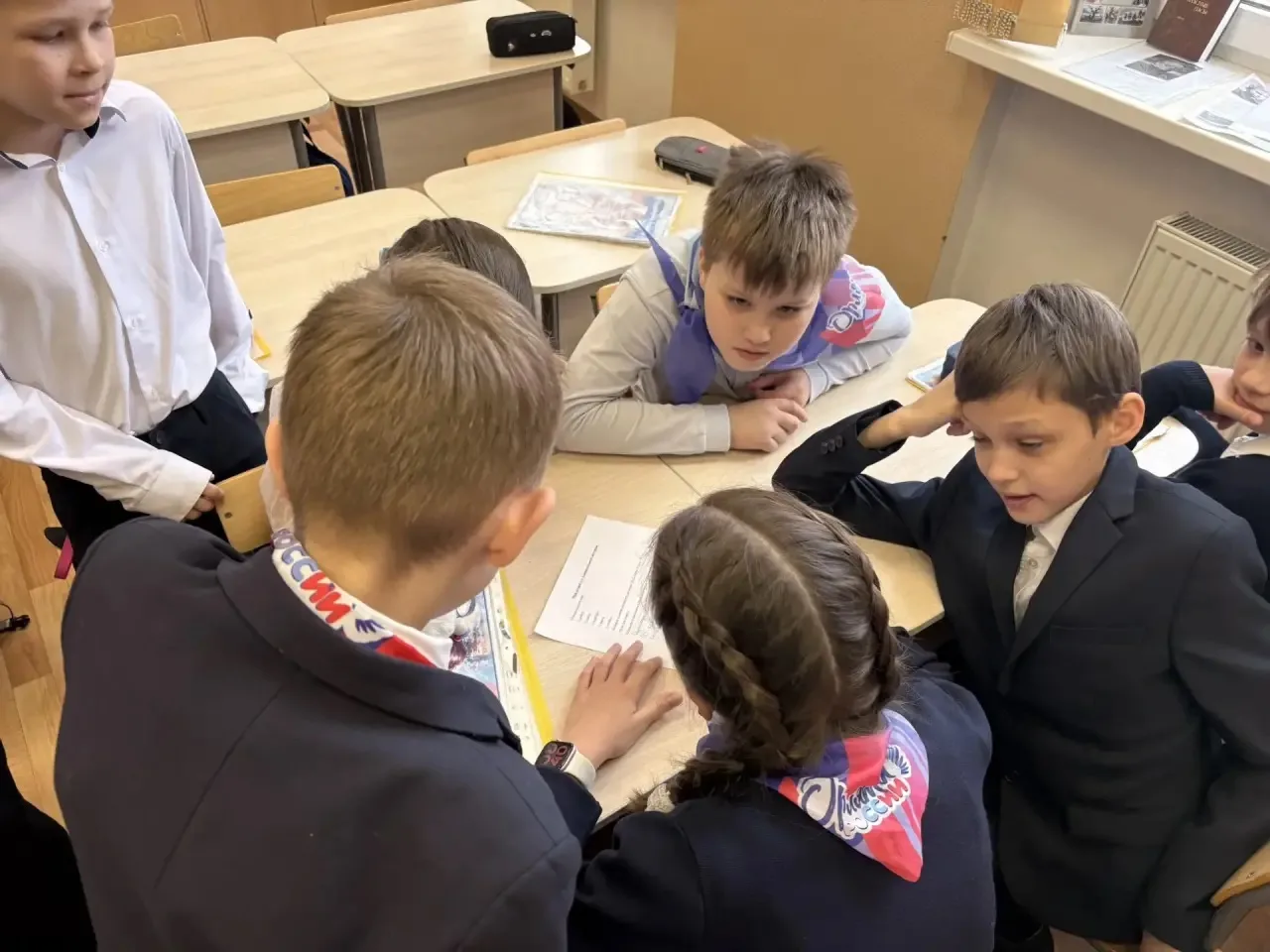 Доброе утро, друзья!  🇷🇺 Сегодняшний понедельник традиционно начался с торжественной церемонии подня