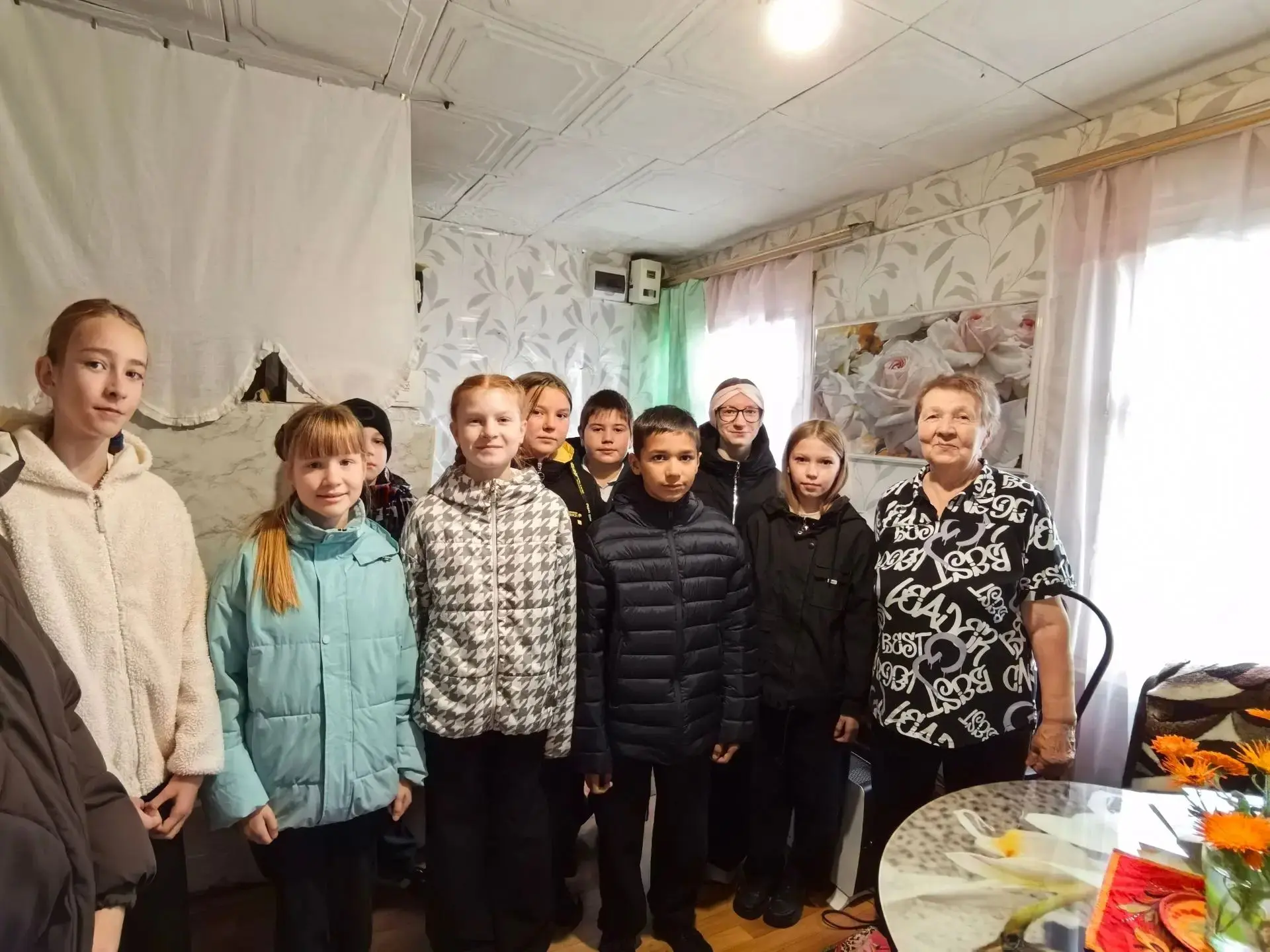 🍁1 октября обучающиеся 6 класса со своим классным руководителем поздравили с Днем учит...