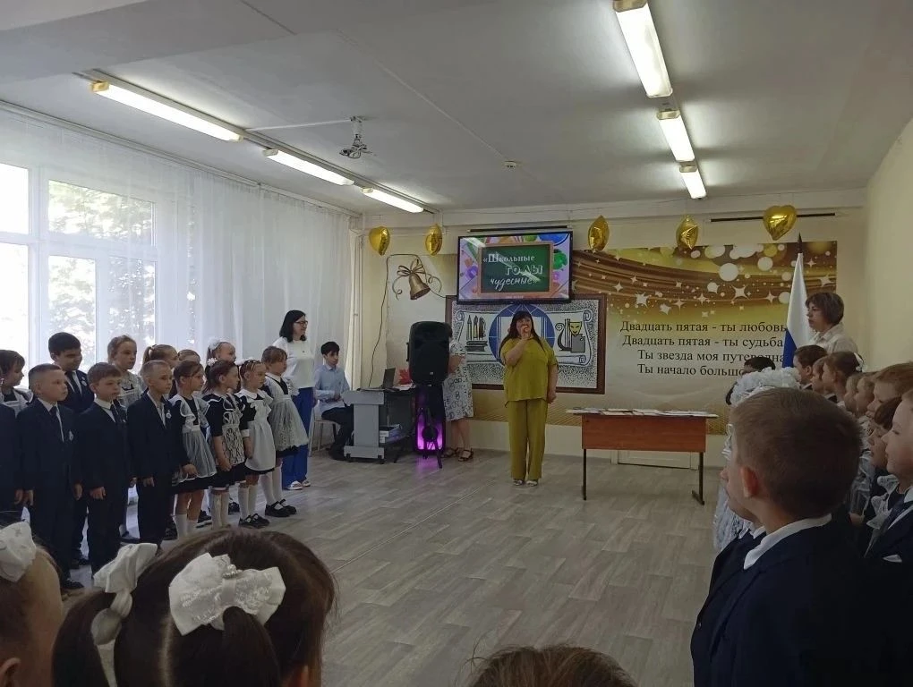 🎈📚 Прощай, первый класс!  Сегодня в 1 корпусе прошла торжественная линейка, посвящённая окончанию уч
