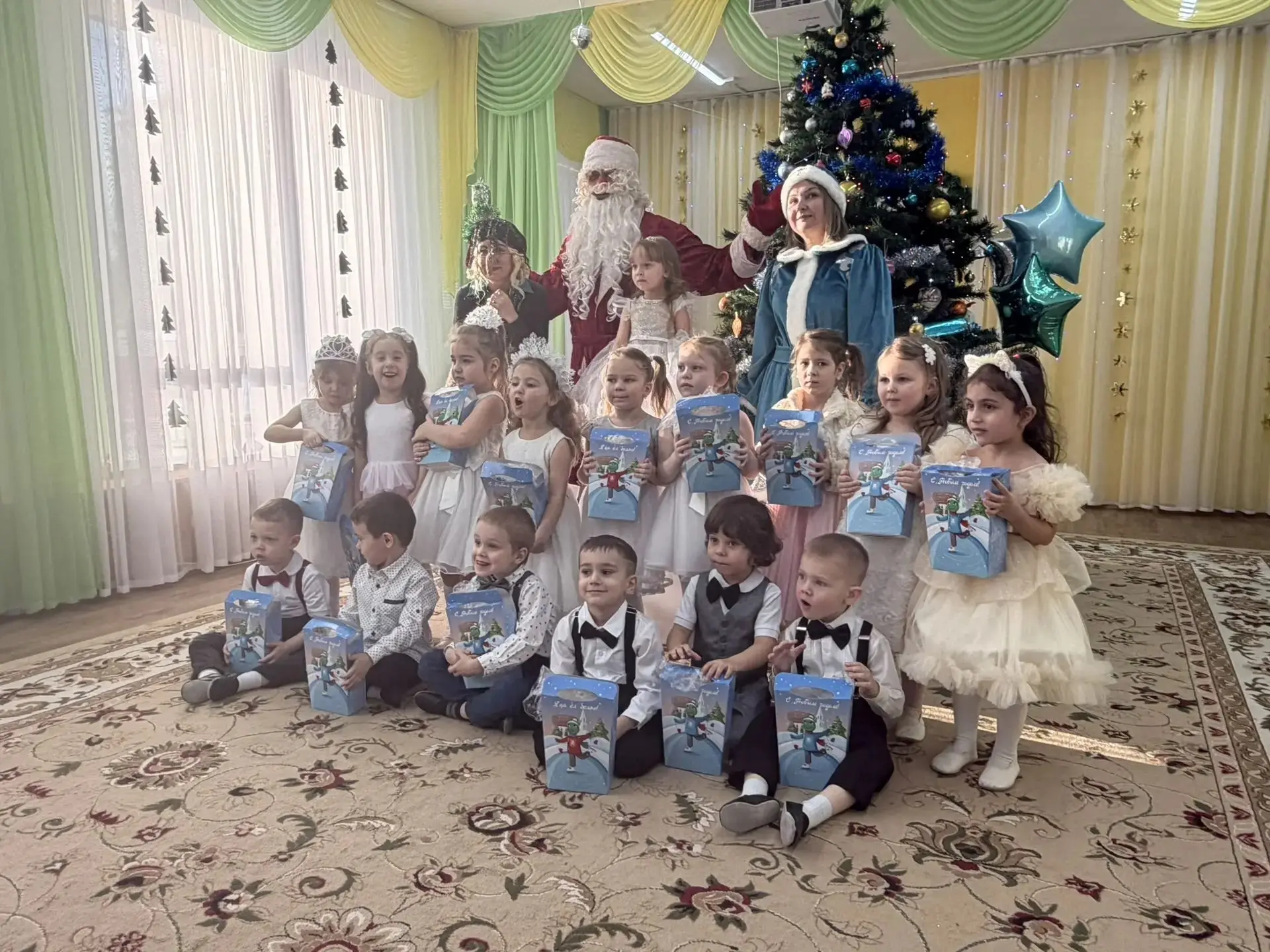 Яңа ел - могҗизаларга, купшы төсләргә бай бәйрәм ул. Балаларның иң яраткан бәйрәме. Саб...