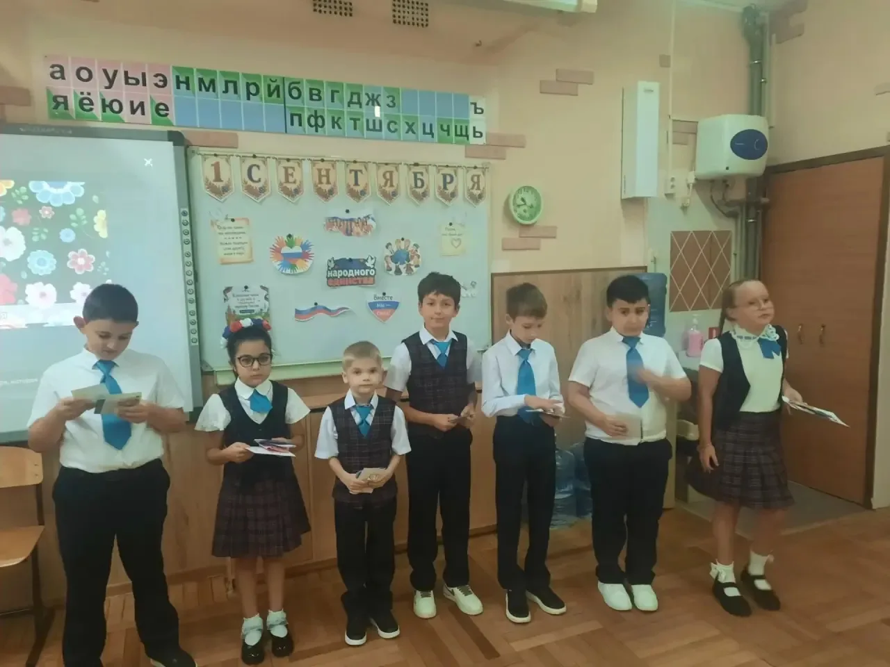 3"Б"класс и Кл.руководитель Шабельникова Т.В.  поздравляет всех с новым учебным годом. ...