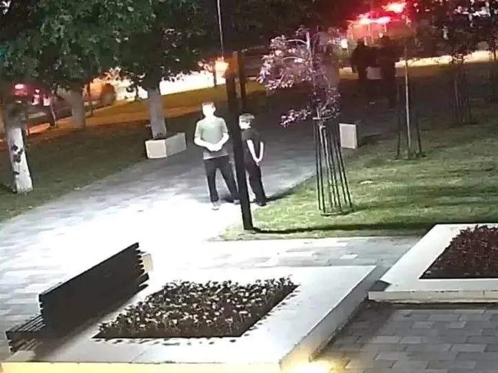 В Черкесске полицейские установили подростков, причастных к повреждению мусорной урны на проспекте Л