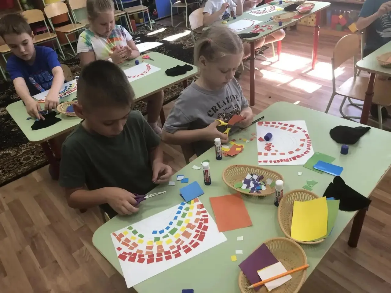 26 июня - День радуги! Мозаичные радуги получились просто волшебными! 🌈 Видно, сколько старания и в