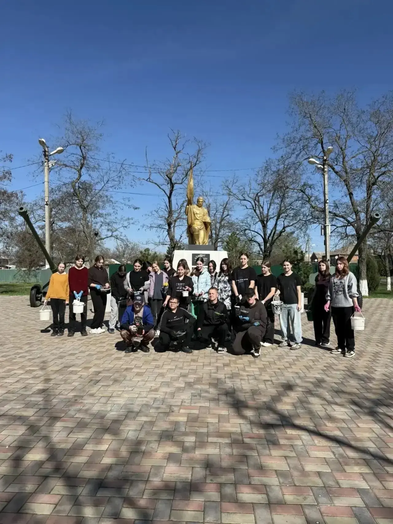 Держим ритм!   🧹 Свежие кадры с Общеобластного субботника в Октябрьском районе.   Работа кипит, улиц