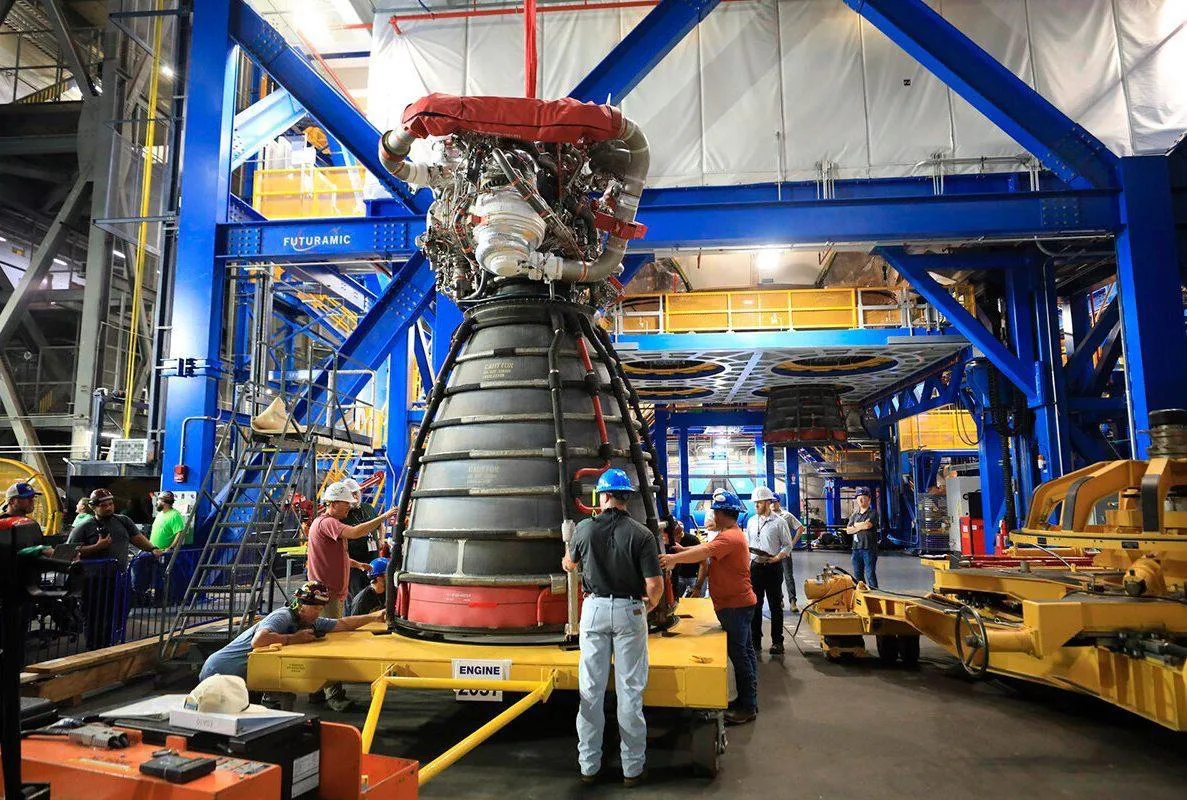 🚀 NASA начало устанавливать двигатели на ракету SLS для миссии Artemis III