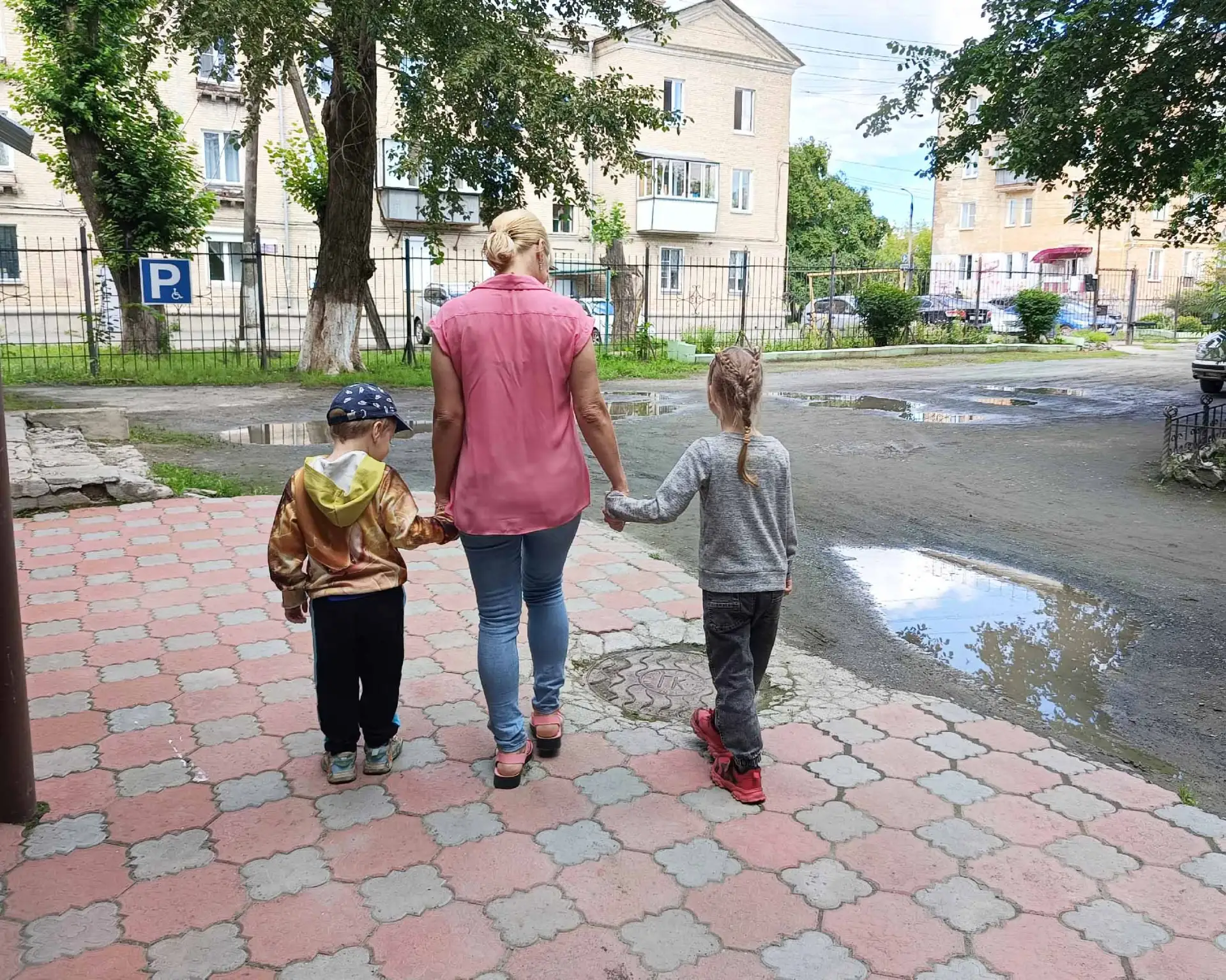 Свободное дыхание и второй шанс: двое малышей вернулись в кровную семью.

В отделении временного про