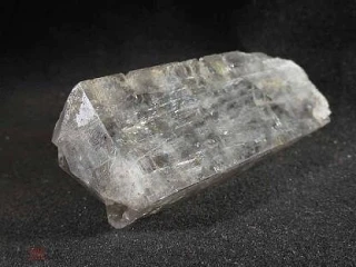 🌫 Ортоклаз — минерал лунных оттенков

Ортоклаз относится к полевым шпатам и часто обладает мягким к