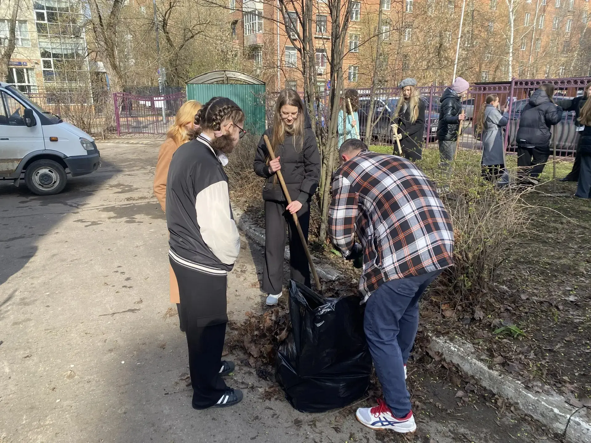 Городской субботник   Субботник бывает в субботу, Но может быть в разные дни, Когда поработать охота