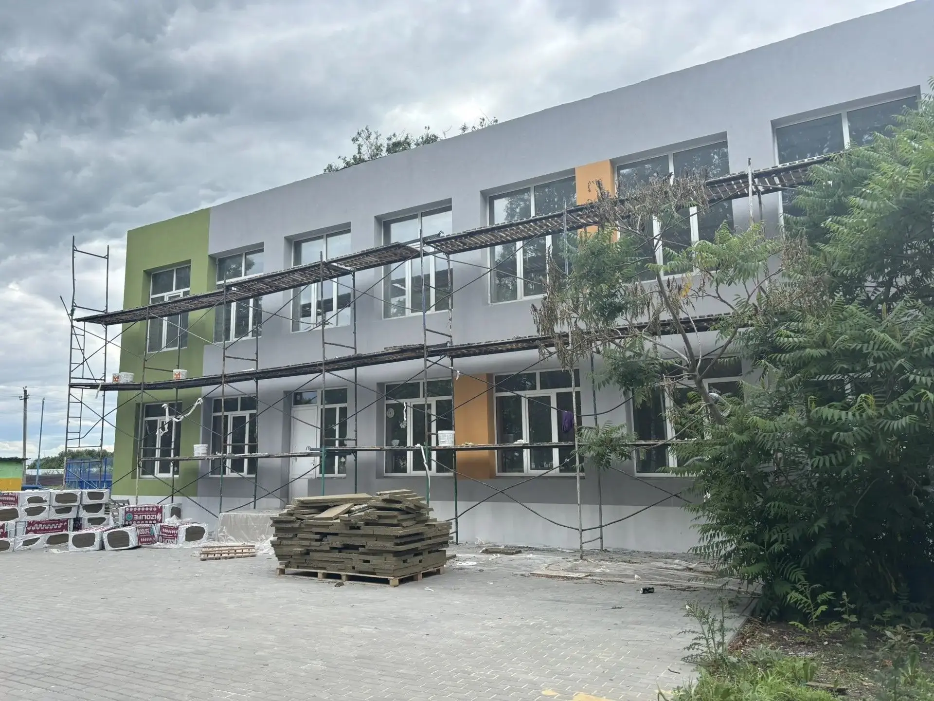 📍Продолжается капитальный ремонт Новогремяченской средней школы. В пятницу, 19 июня, н...