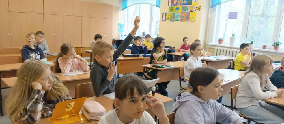 🚔 Сегодня на 4 уроке начальную школу посетили представитель полиции и сотрудники ГИБДД 👮‍♂️🚓  Во вре