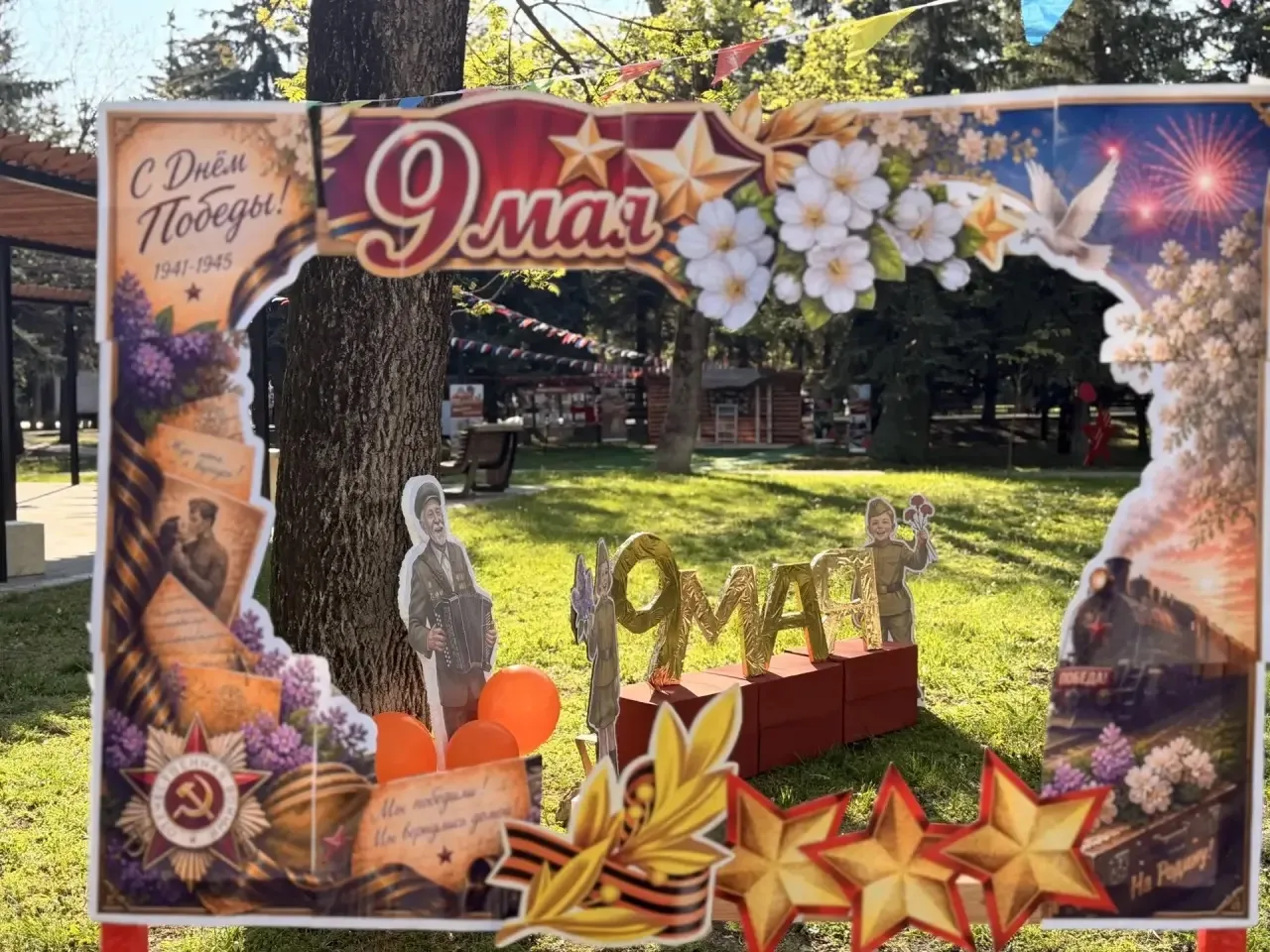 📸 В лицее №1 работала фотозона с надписью «9 мая». Дети и взрослые делали памятные снимки на фоне пр