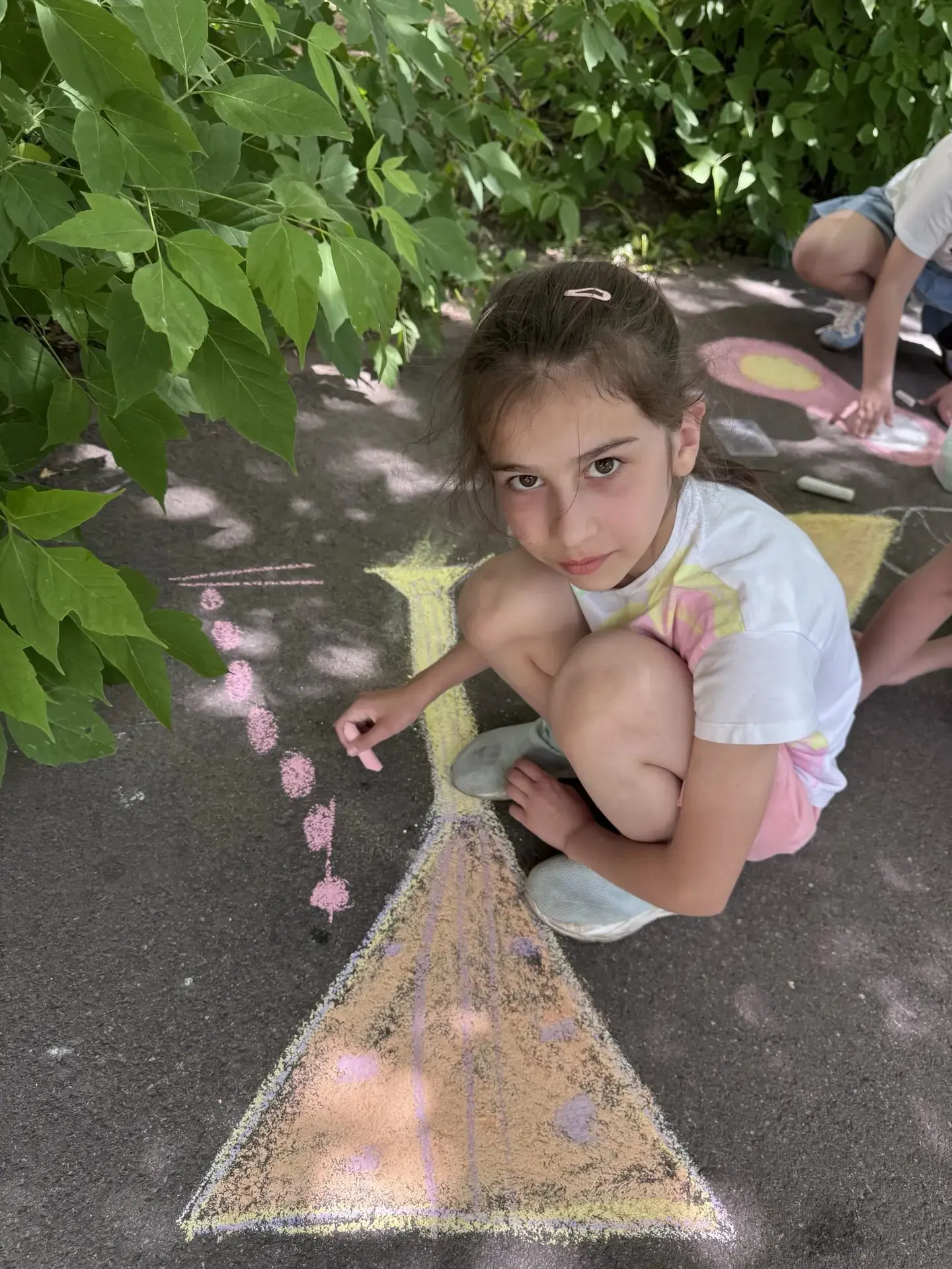 Двор лагеря «Эрудит» сегодня превратился в самую настоящую картинную галерею под открытым небом. 🎨
