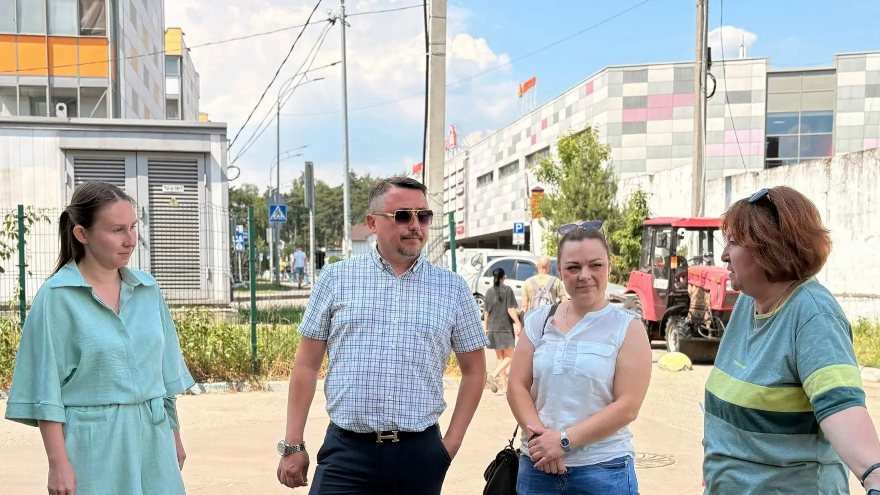 В посёлке Марусино ответственный за сектор совместно с жителями и представителем управл...