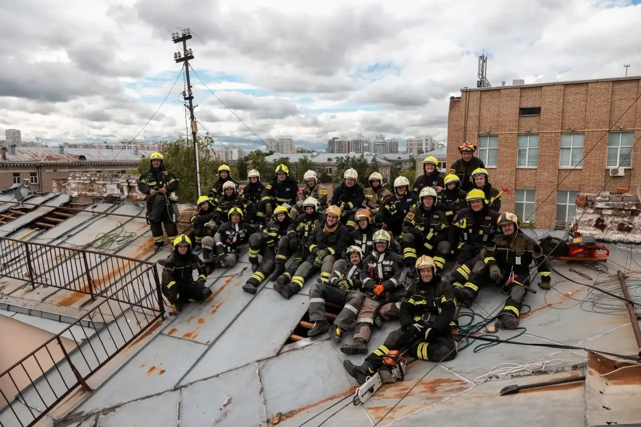 Альпинистское снаряжение и ручной инструмент 
 
🚒 Регулярные тренировки и учения в работе спасателе