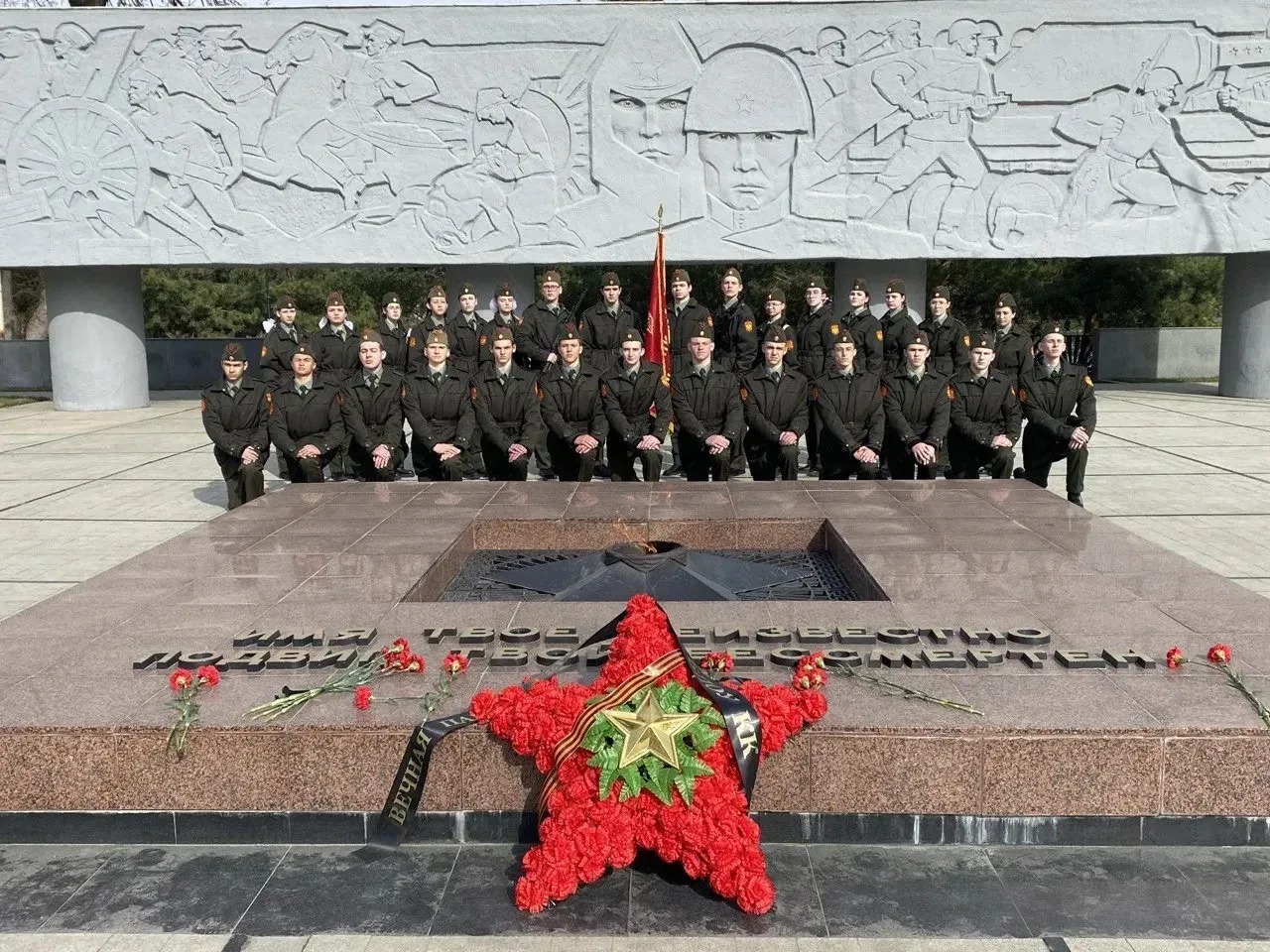 ⭐️Почётный караул несёт вахту на Площади Памяти Героев.⭐️   👫Учащиеся нашей школы приняли участие в 