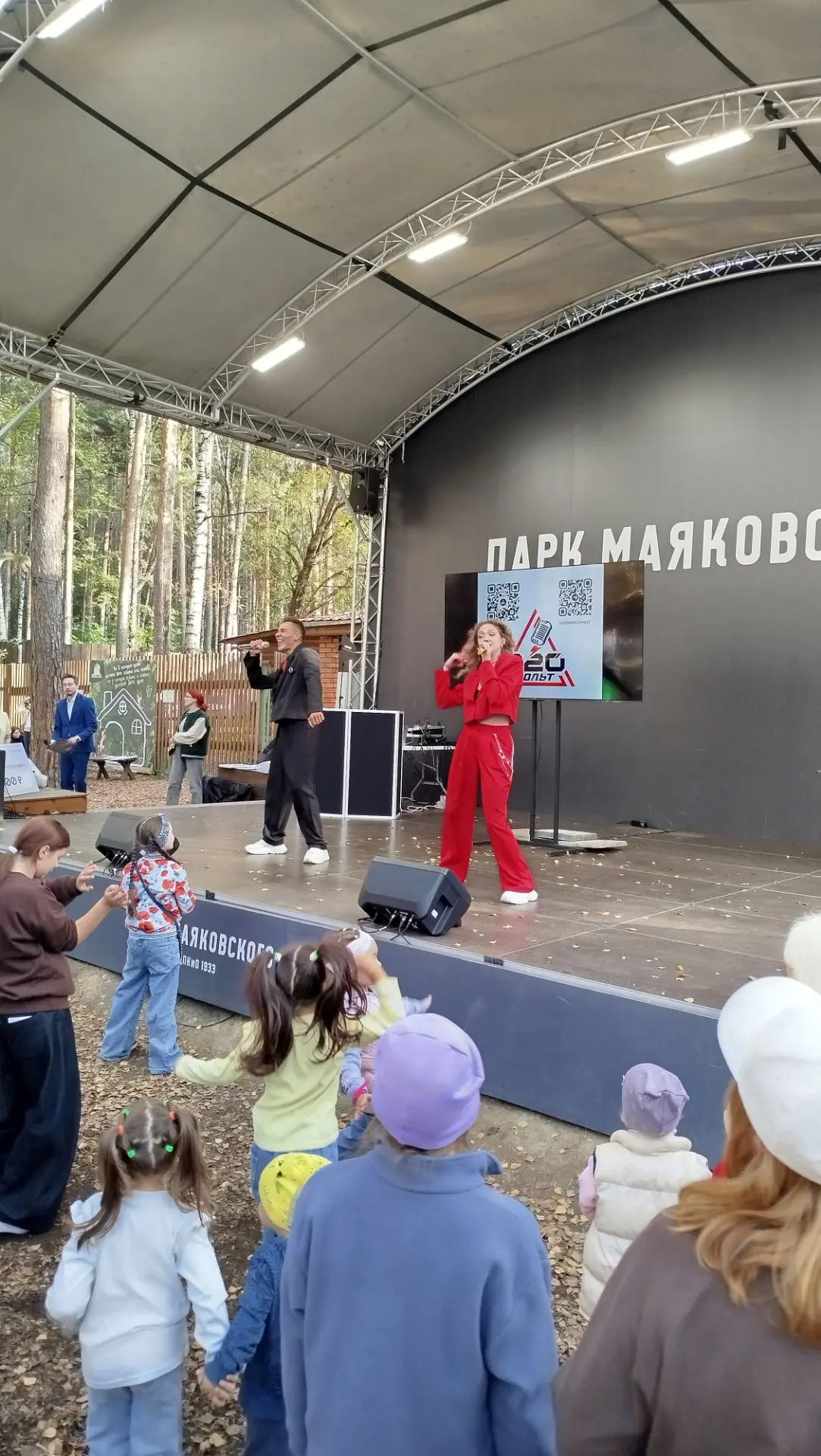 В парке Маяковского подходит к концу фестиваль "Дорога домой". Зажигательным танцорам е...