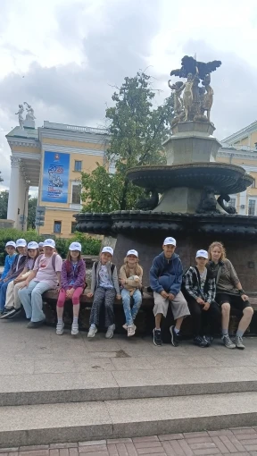🛑Третья группа идет в музей искусств. Ребята следуют в музей по Кировке, останавливаются около скул