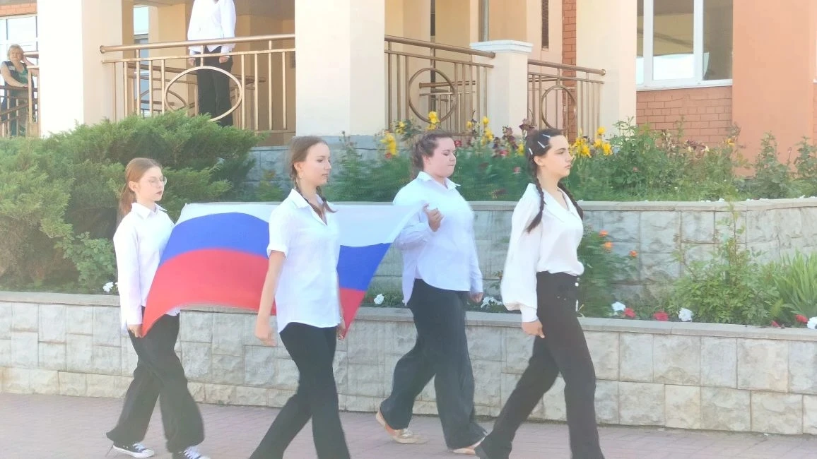 В понедельник в летнем лагере традиционно проводится церемония поднятия флага России и исполнения ги