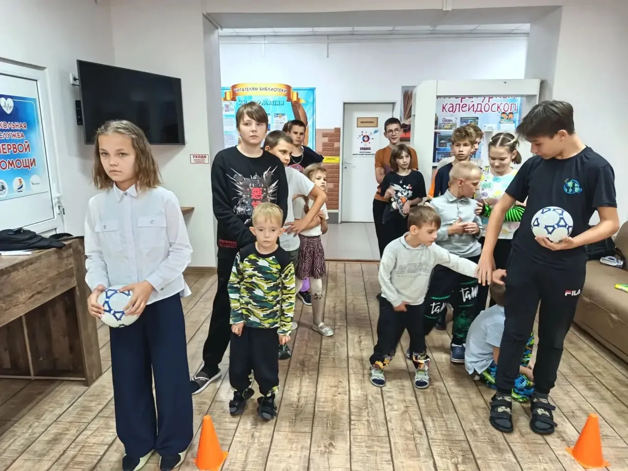 Осенью дни часто бывают хмурыми, а ребятам как раз хочется движения и веселья. Тут-то и...