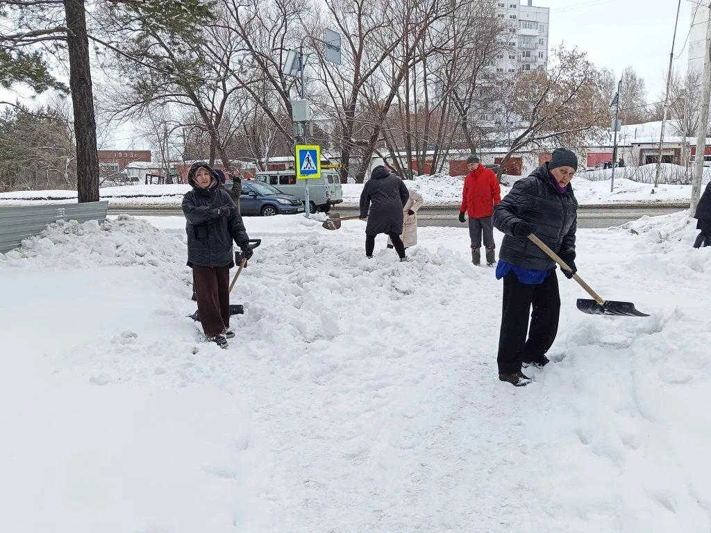 Сегодня коллектив МАУ СК «Шахтёр» принял участие в городском субботнике!