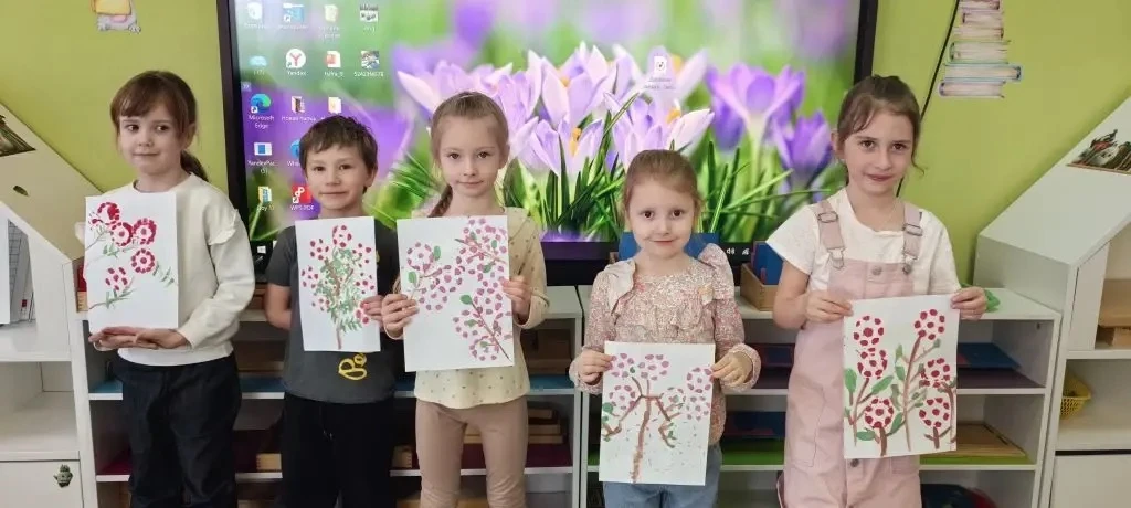 На занятии по рисованию ребята из группы "Фантазёры" использовали нетрадиционную техник...