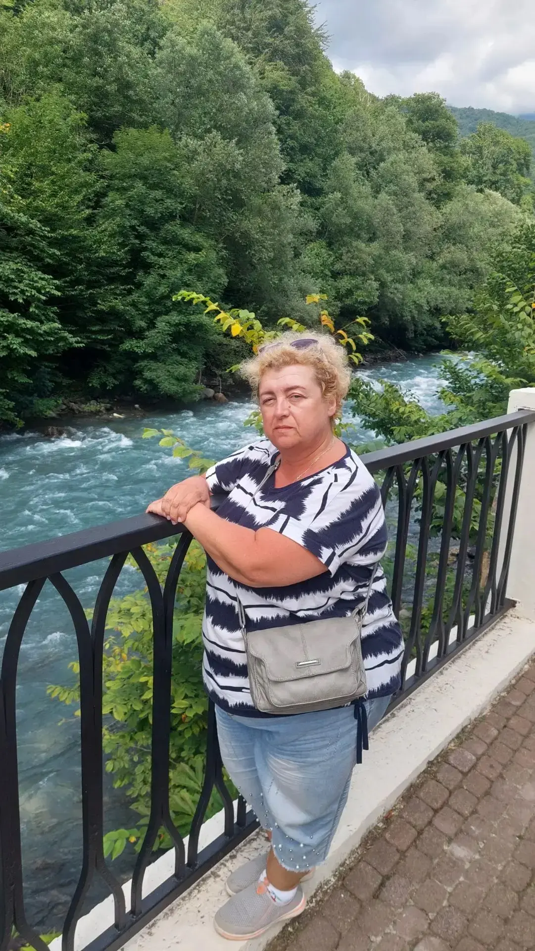 У горной реки на Роза Хутор Галина Евгеньевна ищет сходство и различия горных речушек и наших величе