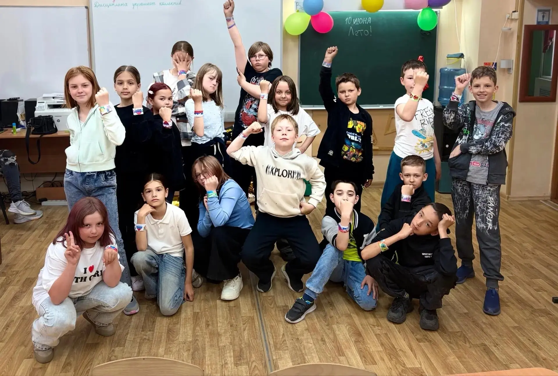 🎉 В преддверии Дня России в нашем пришкольном лагере кипела творческая работа! 🎨

Младший отряд по