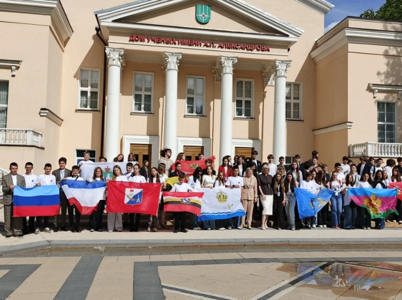 🎉 Гордость нашей гимназии: успешное выступление на Межрегиональной конференции! 🎉