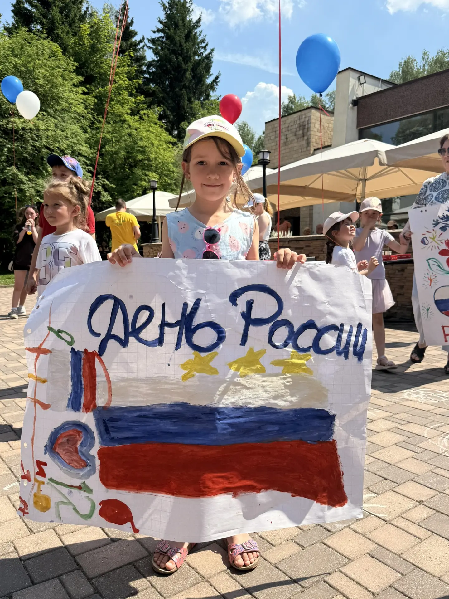 Мы сегодня пели, танцевали, рисовали! 😊☀️🌸

Далее в программе мастер-класс по технике «Эбру» - буд