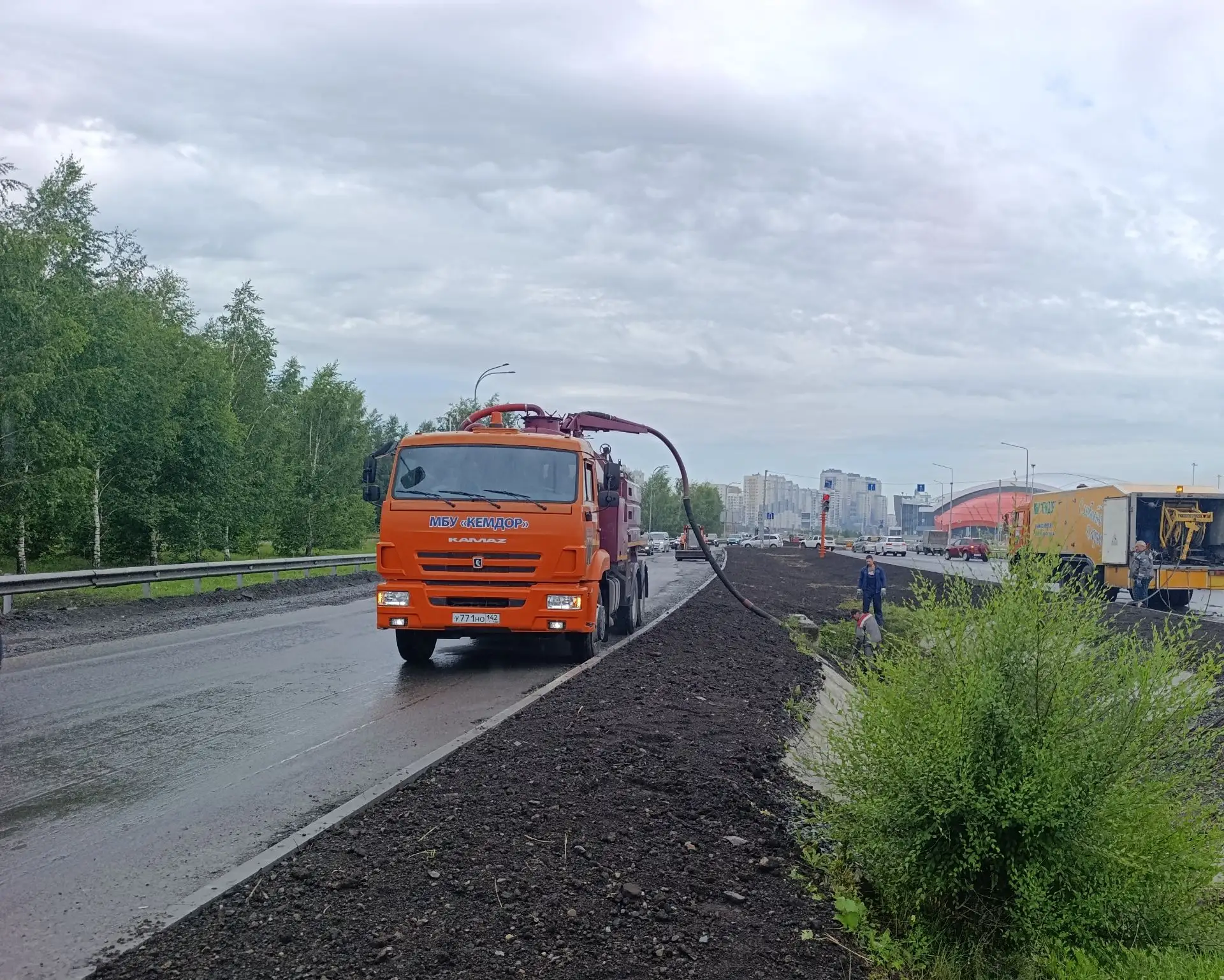 Сегодня 1 июля на уборке дорог города и прилегающих к ним территорий дорожными предприятиями и предп